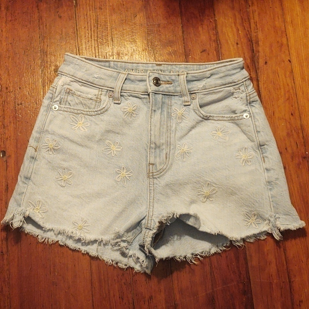 American Eagle Daisy Flower Embroidery Light Wash Denim Shorts Mom Short